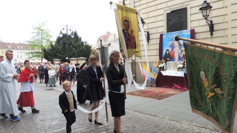 Główna procesja w Bydgoszczy przeszła z Katedry pw. św. Marcina i Mikołaja do Kościół Garnizonowy pw. NMP Królowej Pokoju. Fot. Agata Polcyn