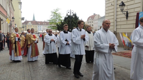 Główna procesja w Bydgoszczy przeszła z Katedry pw. św. Marcina i Mikołaja do Kościół Garnizonowy pw. NMP Królowej Pokoju. Fot. Agata Polcyn