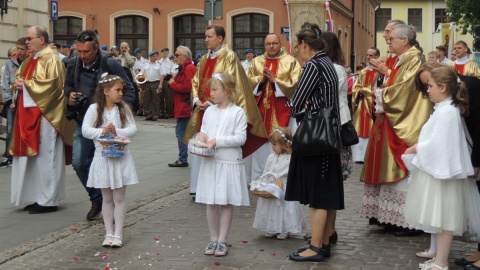 Główna procesja w Bydgoszczy przeszła z Katedry pw. św. Marcina i Mikołaja do Kościół Garnizonowy pw. NMP Królowej Pokoju. Fot. Agata Polcyn