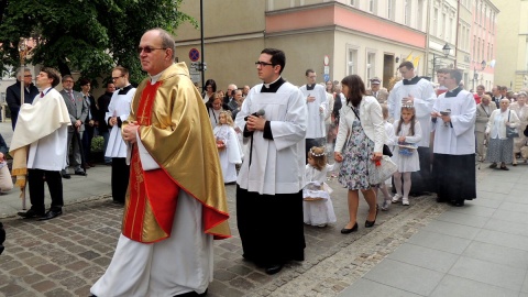 Główna procesja w Bydgoszczy przeszła z Katedry pw. św. Marcina i Mikołaja do Kościół Garnizonowy pw. NMP Królowej Pokoju. Fot. Agata Polcyn