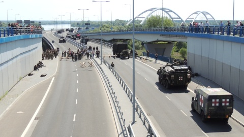 Toruń. Anakonda 16 - Most im. gen. Elżbiety Zawackiej w Toruniu został zajęty przez żołnierzy. Fot. Monika Kaczyńska