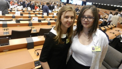 W Brukseli były uczennice gimnazjum w Lubiczu Sandra Wiesiak oraz Weronika Czarnecka. Fot. Iwona Muszytowska-Rzeszotek