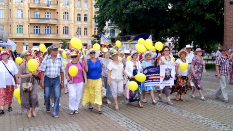 Od ośmiu lat symbolem manifestacji seniorów jest kapelusz - im bardziej barwny i pomysłowy, tym lepiej.