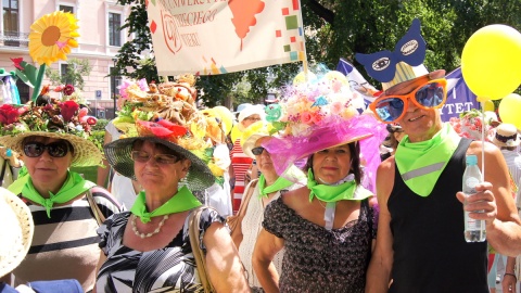 Od ośmiu lat symbolem manifestacji seniorów jest kapelusz - im bardziej barwny i pomysłowy, tym lepiej.