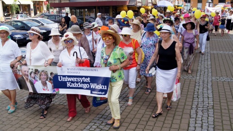 "Marszem Kapeluszowym" seniorzy przeszli z Placu Wolności na Plac Teatralny w Bydgoszczy.