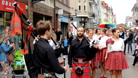 Mieszkańcy Torunia oraz turyści z bliska mogli zobaczyć oryginalne stroje, instrumenty i urodziwe tancerki. Fot. Michał Zaręba