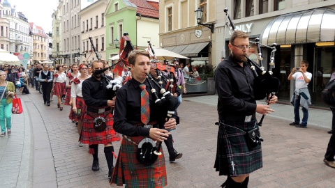 Mieszkańcy Torunia oraz turyści z bliska mogli zobaczyć oryginalne stroje, instrumenty i urodziwe tancerki. Fot. Michał Zaręba