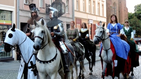 Przybyłych do Miasta Zakochanych wciąga realizowana w ramach festiwalu historyczna gra miejska. Fot. Lech Przybyliński