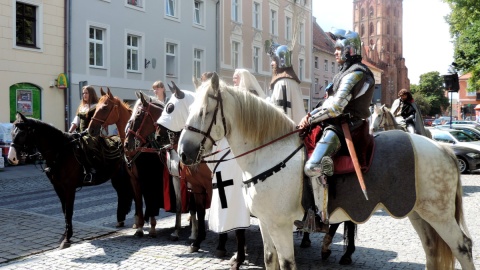 Przybyłych do Miasta Zakochanych wciąga realizowana w ramach festiwalu historyczna gra miejska. Fot. Lech Przybyliński