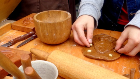 W Muzeum Toruńskiego Piernika własnoręcznie wykonać można ozdobny piernik i zabrać go do domu. Fot. Monika Kaczyńska