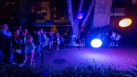 Nocne pokazy lotnicze, projekcje na kurtynach wodnych, mappingi 3D, multimedialny pokaz astronomiczny - to wszystko na Bella Skyway Festival. Fot. PAP/Tytus Żmijewski