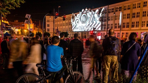 Nocne pokazy lotnicze, projekcje na kurtynach wodnych, mappingi 3D, multimedialny pokaz astronomiczny - to wszystko na Bella Skyway Festival. Fot. PAP/Tytus Żmijewski