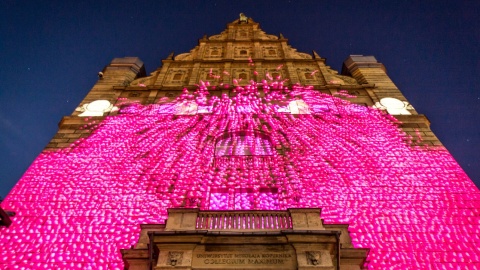 Nocne pokazy lotnicze, projekcje na kurtynach wodnych, mappingi 3D, multimedialny pokaz astronomiczny - to wszystko na Bella Skyway Festival. Fot. PAP/Tytus Żmijewski