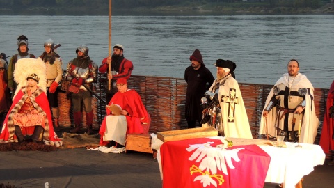 Na Bulwarze Filadelfijskim w Toruniu można było obserwować inscenizację bitwy na Wiśle zakończoną podpisaniem II pokoju toruńskiego. Fot. Monika Kaczyńska