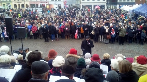 Na bydgoskim Starym Rynku odbył się koncert patriotycznych pieśni. Fot. Kamila Zroślak