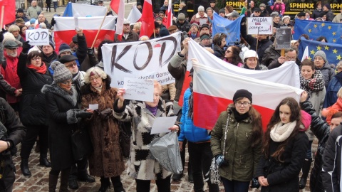 Manifestacje i kontrmanifestacje w sprawie zmian w mediach publicznych