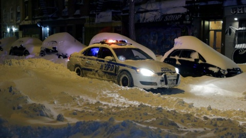 Burze śnieżne spowodowały śmierć 19 osób. Nowy Jork sparaliżowany [wideo]