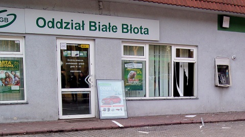 Kradzież pieniędzy z bankomatu w Białych Błotach