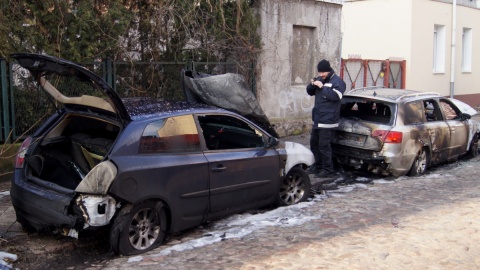 Dwa samochody osobowe spłonęły na ulicy Lubelskiej w Bydgoszczy