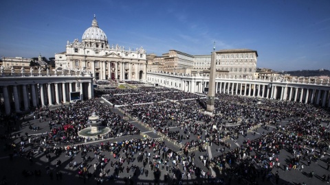 Dziesiątki tysięcy ludzi na mszy na placu św. Piotra
