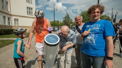 Mieszkańcy Torunia wodzą wzrokiem za Merkurym