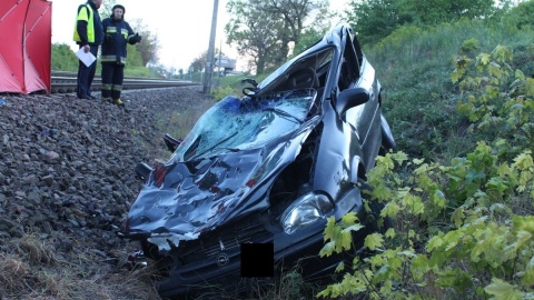 Tragiczny wypadek w Pałuczynie. Samochód spadł na tory