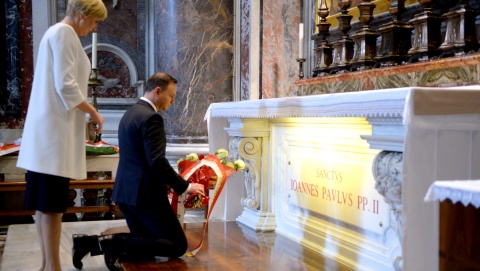 Para prezydencka złożyła kwiaty na grobie św. Jana Pawła II