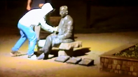 14-latek uszkodził pomnik Rejewskiego. Zajście zarejestrował monitoring [wideo]