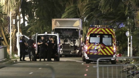 84 zabitych w zamachu w Nicei ogłoszono żałobę narodową [film]