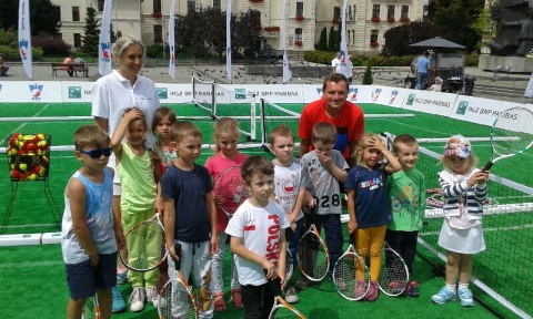 Dzieci grały w tenisa na Starym Rynku w Bydgoszczy