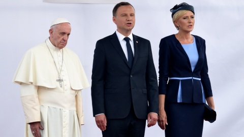 Papież w Polsce, powitała go para prezydencka, tłum macha chorągiewkami