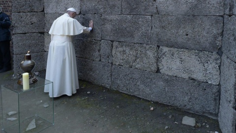 Papież w Auschwitz-Birkenau: Panie, przebacz tak wiele okrucieństwa