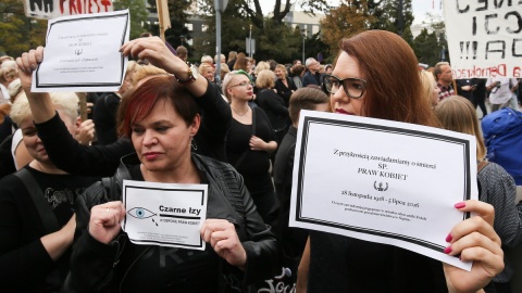 Czarny protest przed Sejmem przeciw całkowitemu zakazowi aborcji