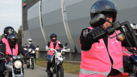 Motoróżowi w geście poparcia akcji profilaktyki zapobiegania nowotworom piersi