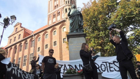 Gorąca manifestacja na Rynku Staromiejskim w Toruniu
