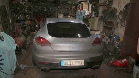 Samochodowa dziupla odkryta pod Inowrocławiem, w Dragaczu samochód ukradziony w Szwecji [wideo]