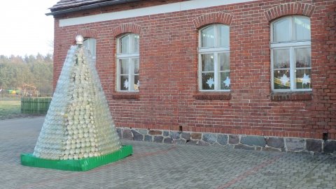 Choinka ze słoików przed szkołą w Laskownicy