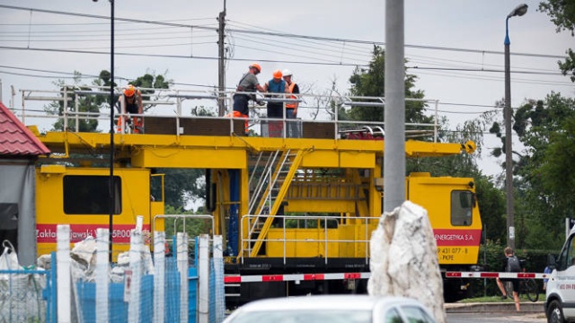 Ciężarówka zerwała trakcję. Wstrzymano ruch pociągów