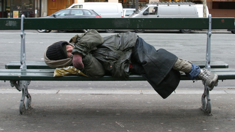Bezdomni szukają schronienia przed mrozem. Czy wiemy jak im pomóc? Fot. freeimages.com