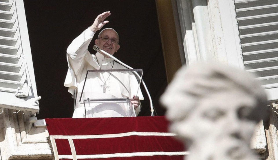 Papież Franciszek apelował o wprowadzenie w czyn hasło tegorocznego Światowego Dnia Pokoju: "Przezwycięż obojętność i zyskaj pokój". Fot. PAP/EPA/GIUSEPPE LAMI