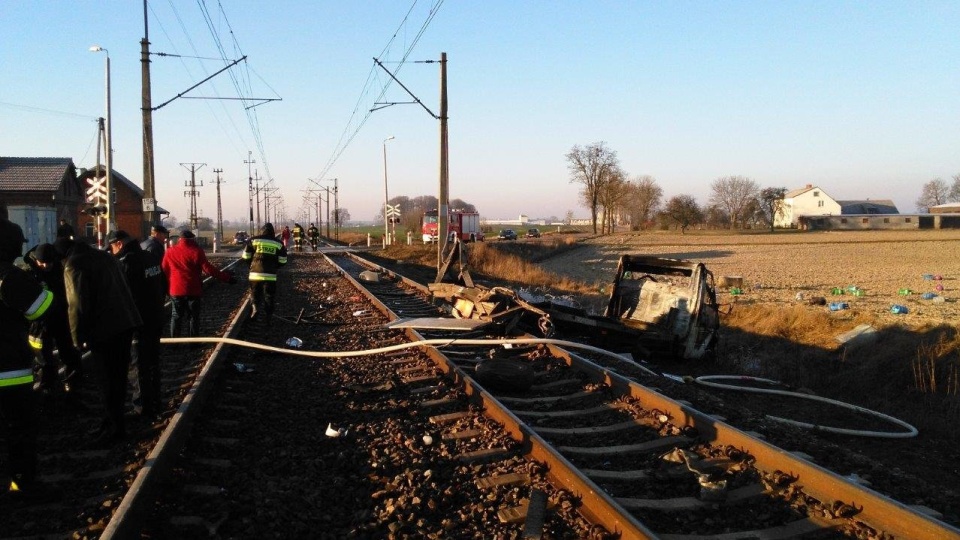 Tragiczny wypadek na niestrzeżonym przejeździe kolejowym w Marianach w powiecie golubsko-dobrzyńskim. Fot. PSP w Toruniu