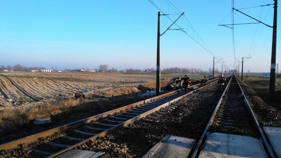Tragiczny wypadek na niestrzeżonym przejeździe kolejowym w Marianach w powiecie golubsko-dobrzyńskim. Fot. PSP w Toruniu