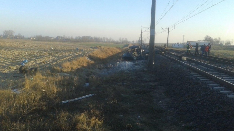 Tragiczny wypadek na niestrzeżonym przejeździe kolejowym w Marianach w powiecie golubsko-dobrzyńskim. Fot. PSP w Toruniu