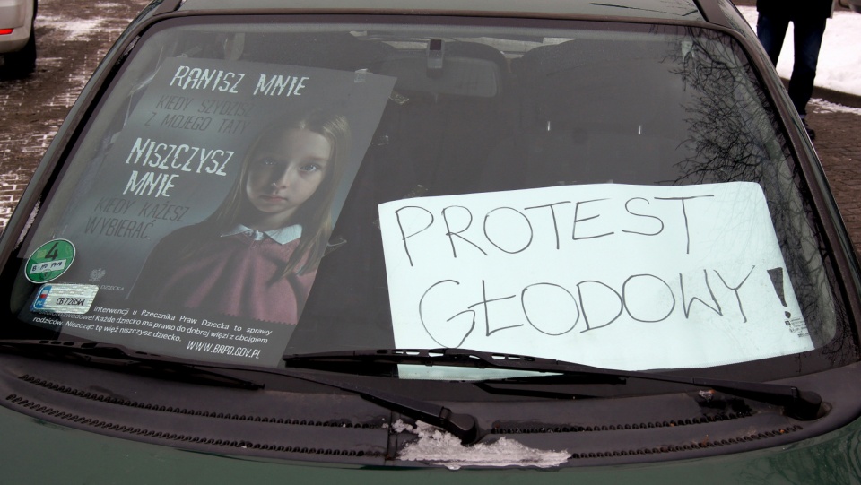 Protest zainicjował Łukasz Bryske, który od 4 dni prowadzi głodówkę przed siedzibą bydgoskiego Sądu Rodzinnego. Fot. Henryk Żyłkowski