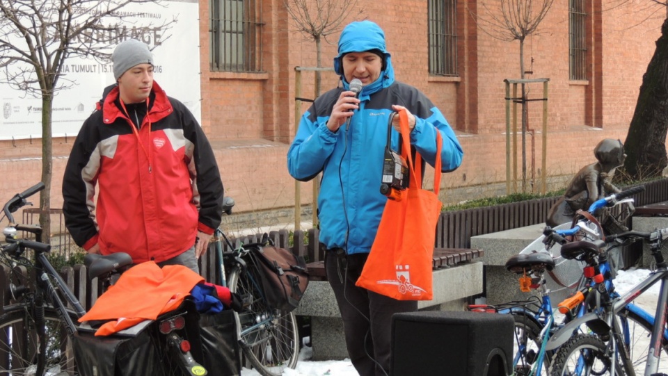 Masę Krytyczną poprzedziła licytacja rowerowych gadżetów na rzecz WOŚP. Fot. Michał Zaręba