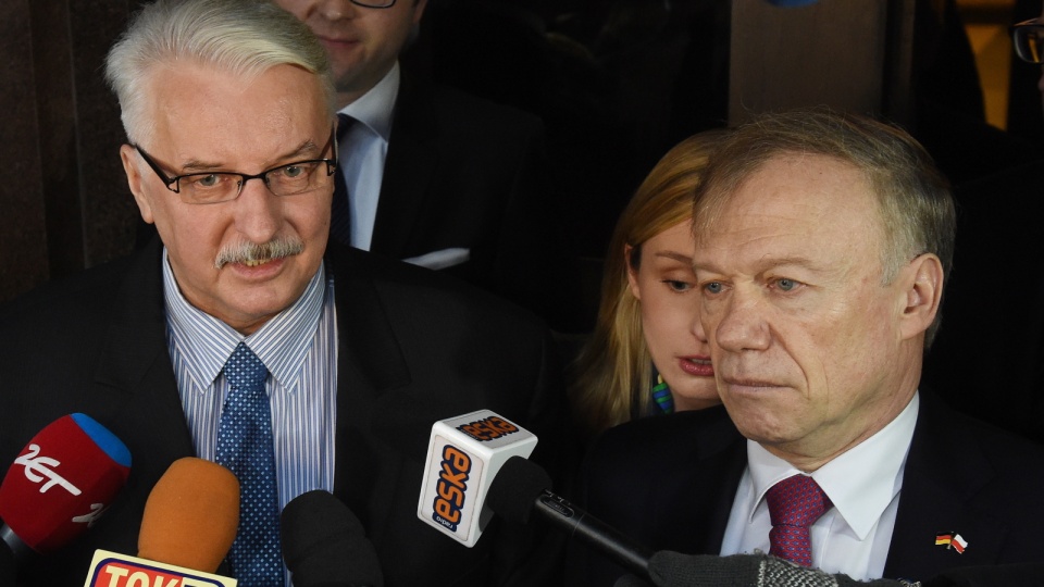 Ambasador Niemiec w RP Rolf Nikel (P) i minister spraw zagranicznych Witold Waszczykowski (L) po spotkaniu w MSZ w Warszawie. Fot. PAP/Radek Pietruszka