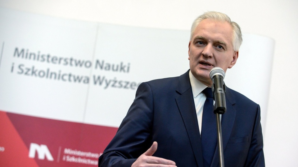 Wicepremier, minister nauki i szkolnictwa wyższego Jarosław Gowin podczas uroczystości powołania nowych członków Polskiej Komisji Akredytacyjnej na lata 2016-2020, w gmachu MNiSW w Warszawie. Fot. PAP/Marcin Obara