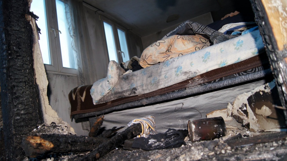 Mieszkanie doszczętnie spłonęło - na razie nie wiadomo dlaczego. Fot. Henryk Żyłkowski