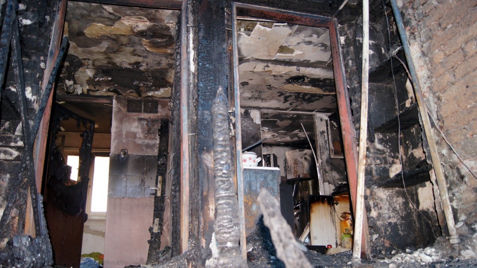 Mieszkanie doszczętnie spłonęło - na razie nie wiadomo dlaczego. Fot. Henryk Żyłkowski