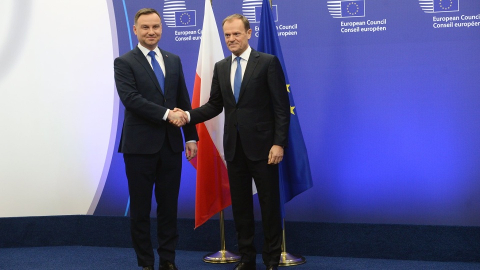 W Polsce nie dzieje się nic nadzwyczajnego; to wewnętrzny spór, który nie dotyczy podejścia do spraw europejskich - mówił prezydent Andrzej Duda na wspólnej konferencji z szefem Rady Europejskiej Donaldem Tuskiem w Brukseli. Fot. PAP/Jacek Turczyk